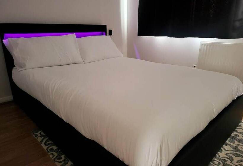 住所  Immaculate 2 Bed House In London