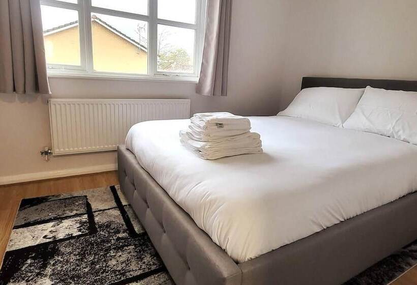 住所  Immaculate 2 Bed House In London