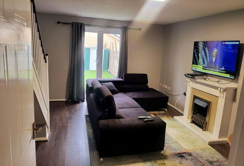 住所  Immaculate 2 Bed House In London