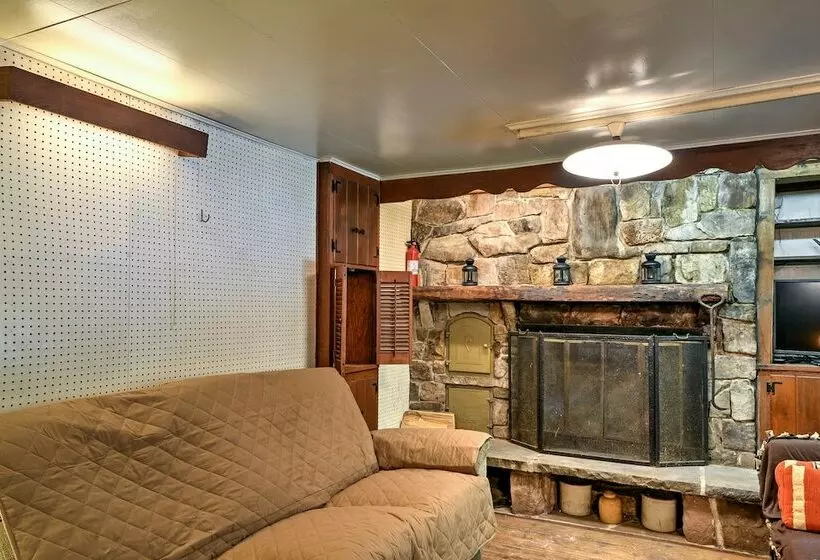 Rustic Bedford Cabin Near Hunting & Fishing