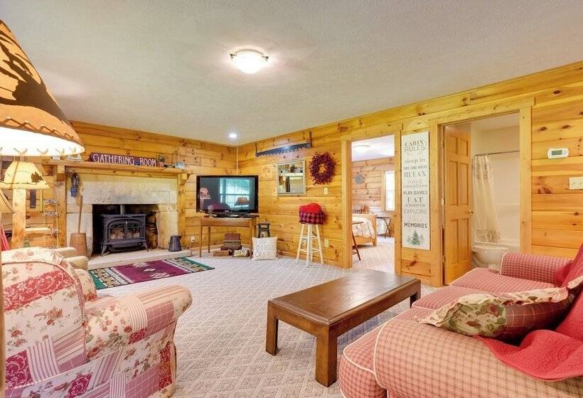 Serene Mountain Retreat On 40 Acres W/ Fire Pit!