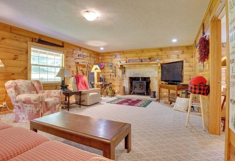 Serene Mountain Retreat On 40 Acres W/ Fire Pit!