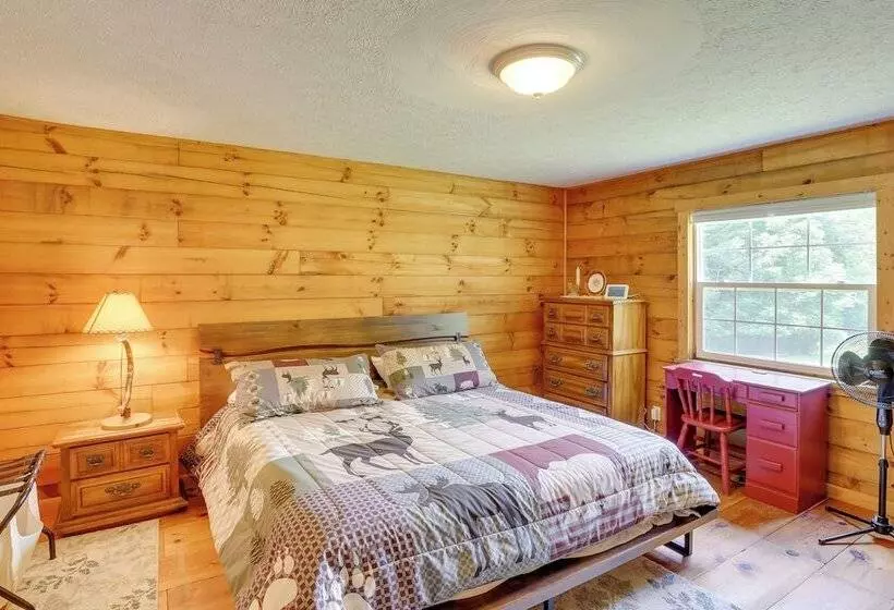 Serene Mountain Retreat On 40 Acres W/ Fire Pit!