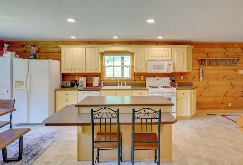 Serene Mountain Retreat On 40 Acres W/ Fire Pit!