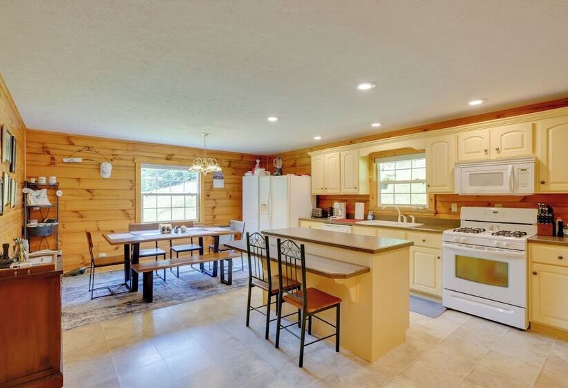 Serene Mountain Retreat On 40 Acres W/ Fire Pit!