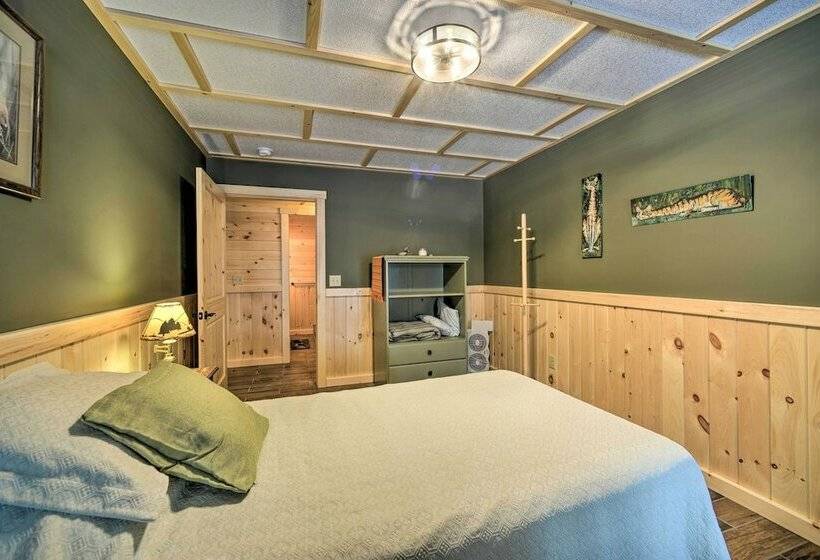 Spacious Cabin On Silver Lake: Hike & Ski!