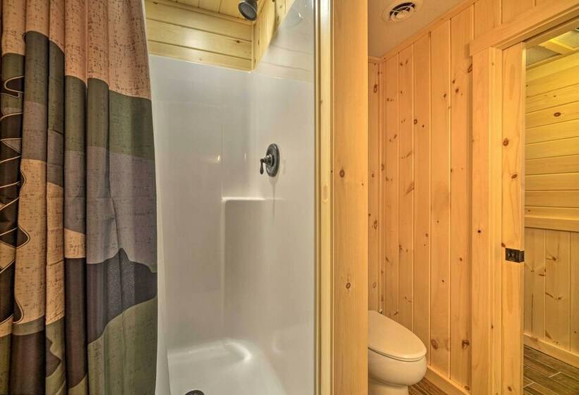 Spacious Cabin On Silver Lake: Hike & Ski!