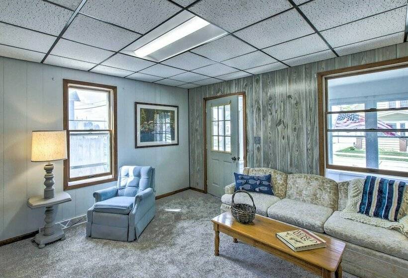 Two Rivers Home W/ Yard ~ Half Mile To Beach!