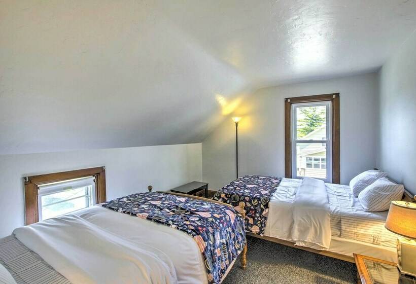 Two Rivers Home W/ Yard ~ Half Mile To Beach!