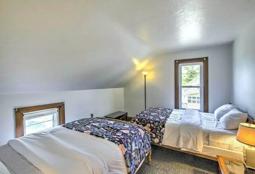 Two Rivers Home W/ Yard ~ Half Mile To Beach!