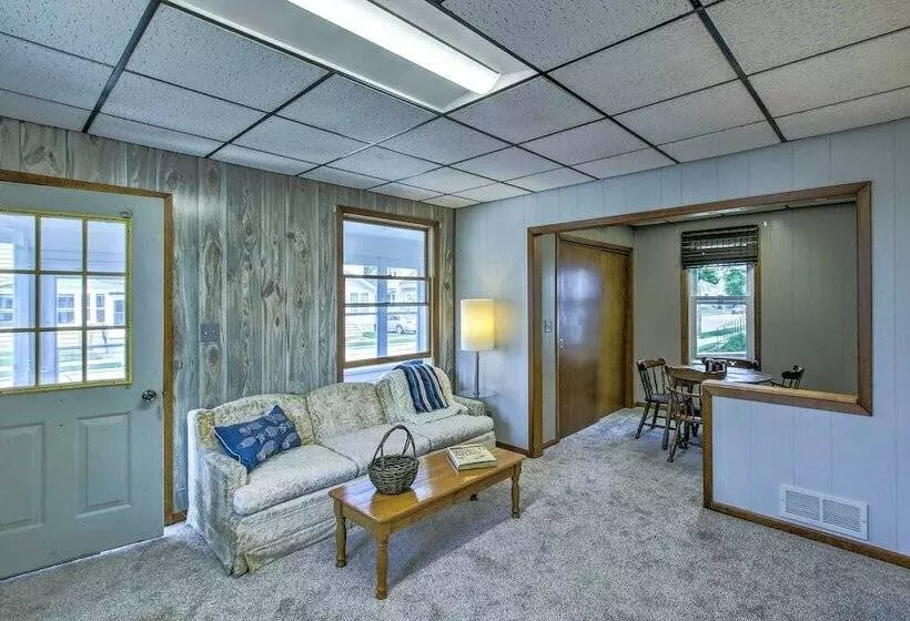 Two Rivers Home W/ Yard ~ Half Mile To Beach!