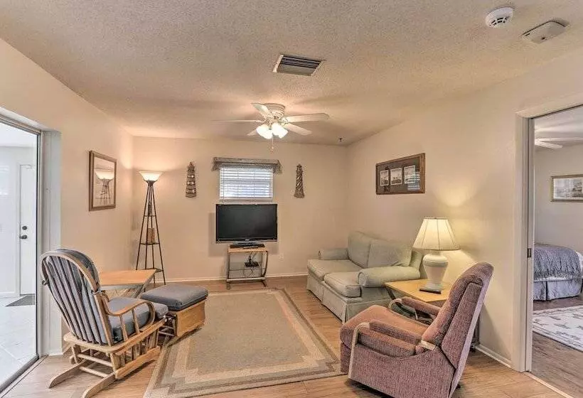 Bokeelia Retreat   Fishing Docks & Canals Nearby!