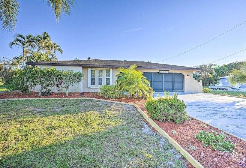 Bokeelia Retreat   Fishing Docks & Canals Nearby!