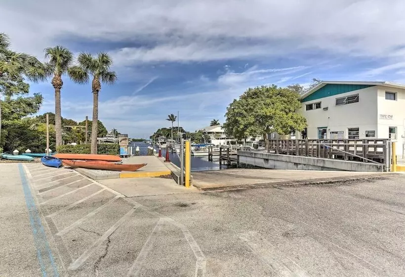 Bokeelia Retreat   Fishing Docks & Canals Nearby!