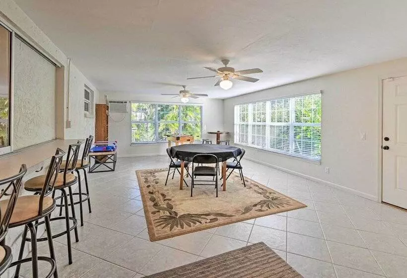 Bokeelia Retreat   Fishing Docks & Canals Nearby!