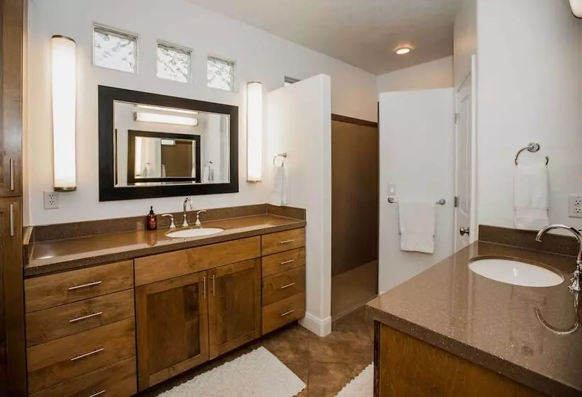 Zion Area Home W/ Scenic Views & Private Hot Tub!