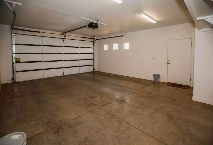 Zion Area Home W/ Scenic Views & Private Hot Tub!