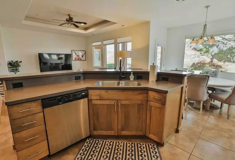 Zion Area Home W/ Scenic Views & Private Hot Tub!