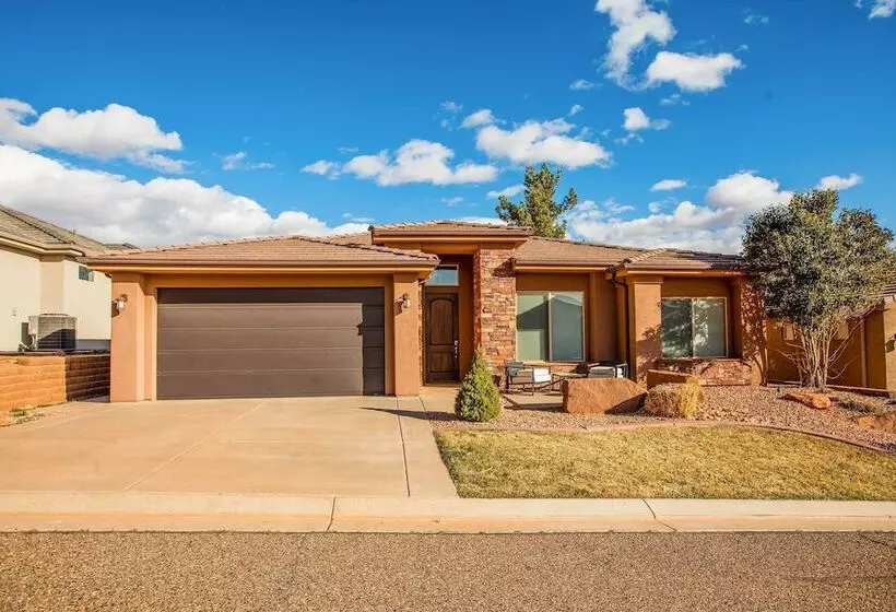 Zion Area Home W/ Scenic Views & Private Hot Tub!