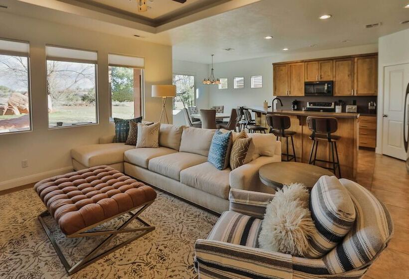 Zion Area Home W/ Scenic Views & Private Hot Tub!