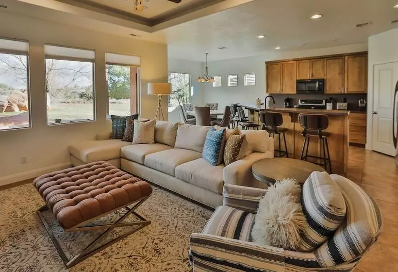 Zion Area Home W/ Scenic Views & Private Hot Tub!