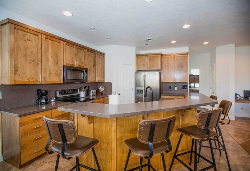 Zion Area Home W/ Scenic Views & Private Hot Tub!