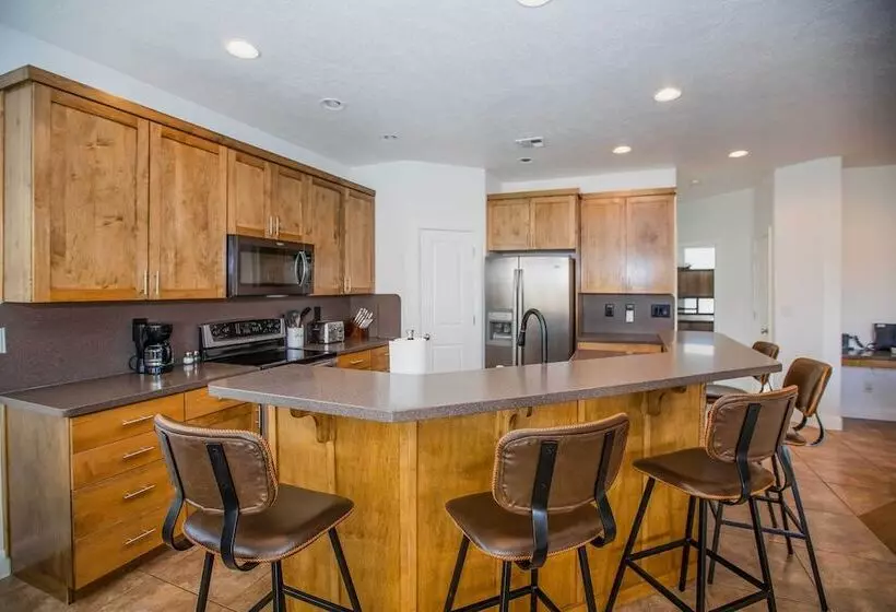 Zion Area Home W/ Scenic Views & Private Hot Tub!