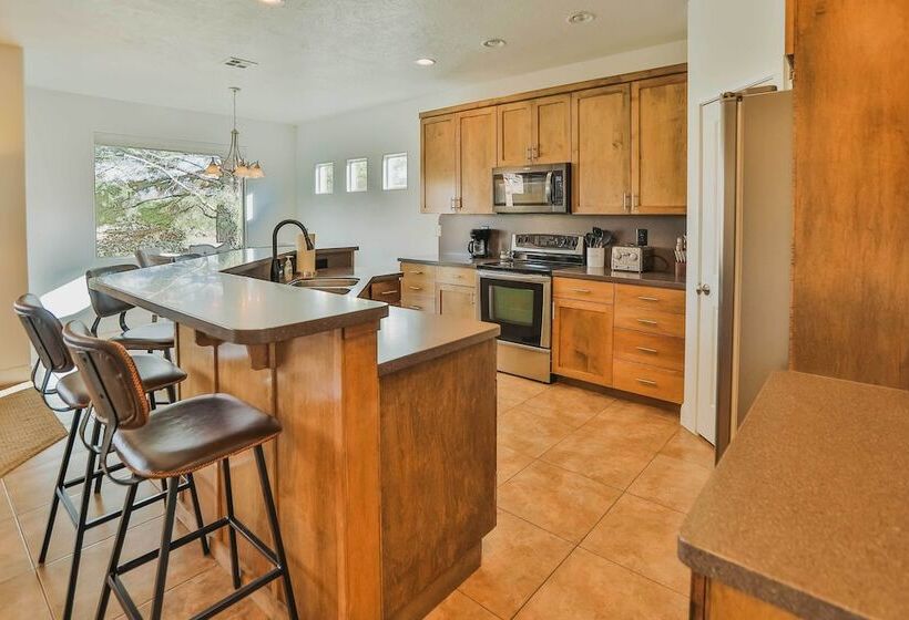 Zion Area Home W/ Scenic Views & Private Hot Tub!