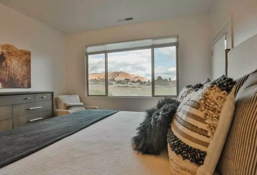 Zion Area Home W/ Scenic Views & Private Hot Tub!