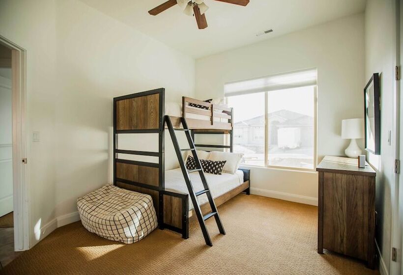 Zion Area Home W/ Scenic Views & Private Hot Tub!