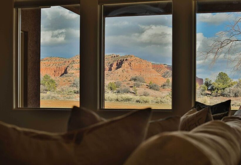 Zion Area Home W/ Scenic Views & Private Hot Tub!