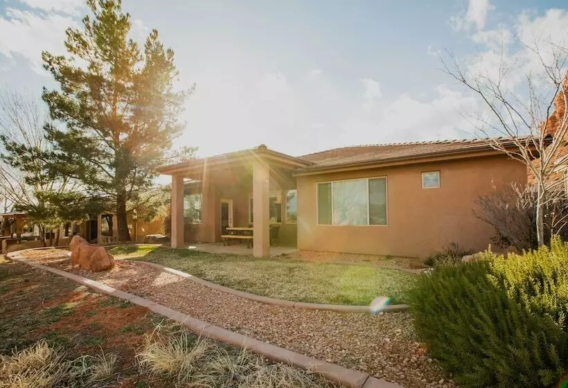 Zion Area Home W/ Scenic Views & Private Hot Tub!