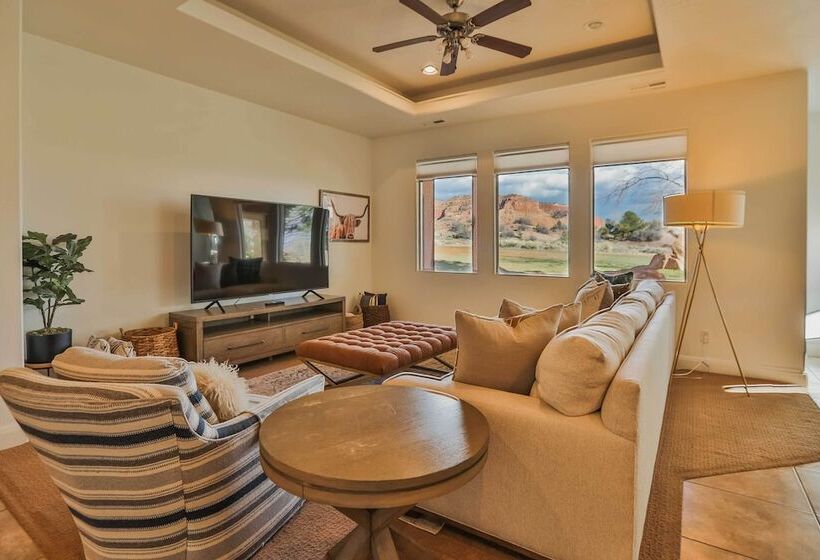 Zion Area Home W/ Scenic Views & Private Hot Tub!