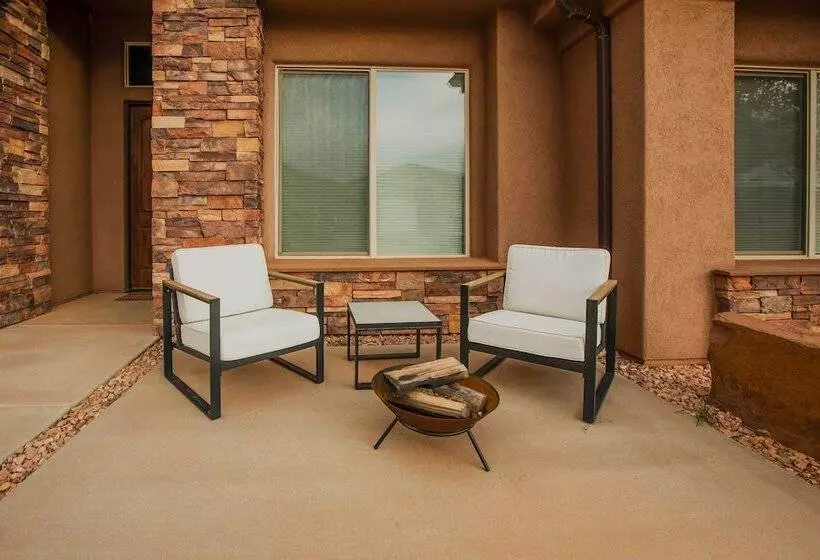 Zion Area Home W/ Scenic Views & Private Hot Tub!