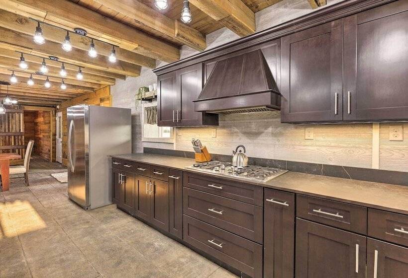 Charming Jeffersonville Barndominium W/ Fire Pit!