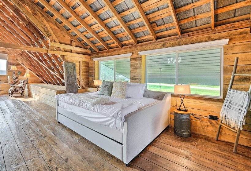Charming Jeffersonville Barndominium W/ Fire Pit!