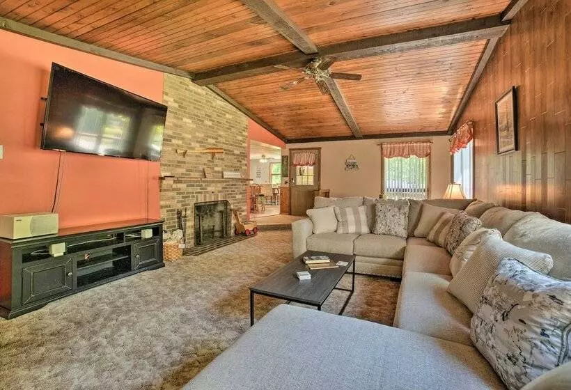 Charming Pymatuning Lake House Near Park & Beach