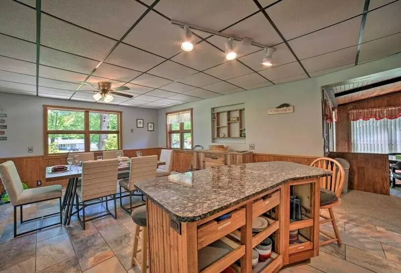 Charming Pymatuning Lake House Near Park & Beach