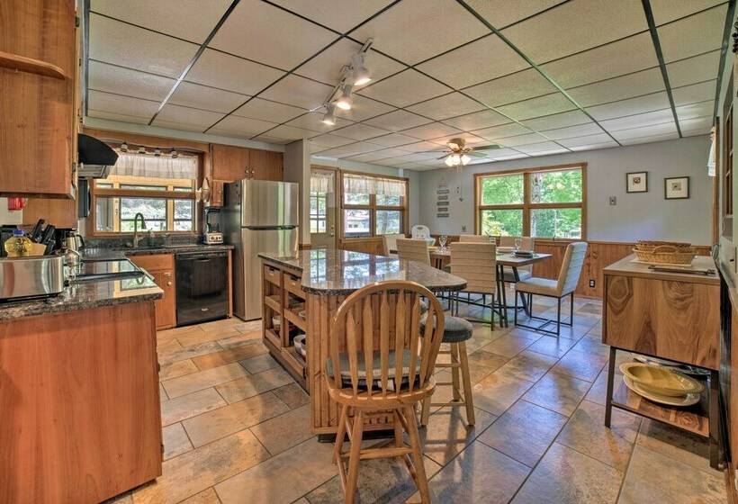Charming Pymatuning Lake House Near Park & Beach