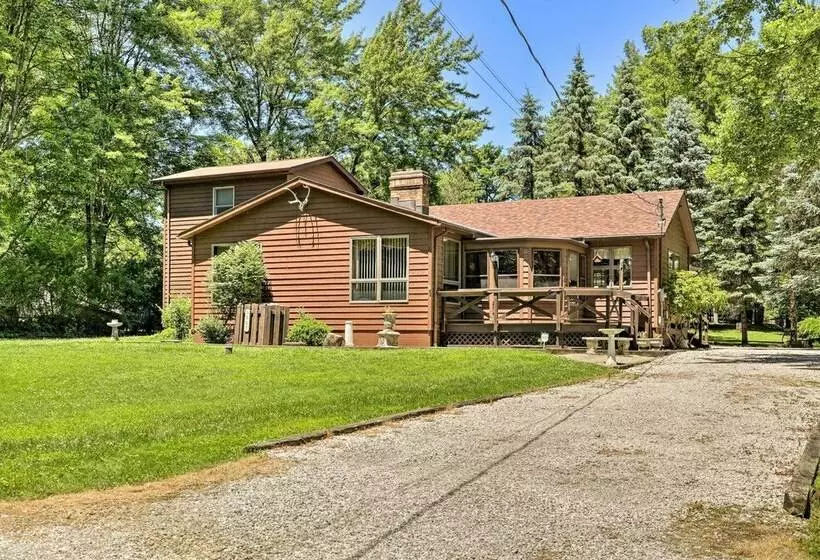 Charming Pymatuning Lake House Near Park & Beach