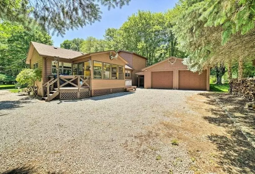 Charming Pymatuning Lake House Near Park & Beach
