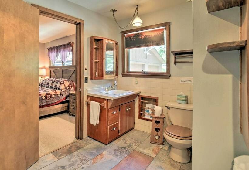 Charming Pymatuning Lake House Near Park & Beach