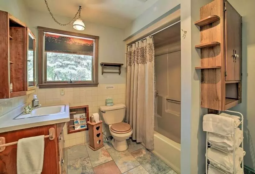 Charming Pymatuning Lake House Near Park & Beach