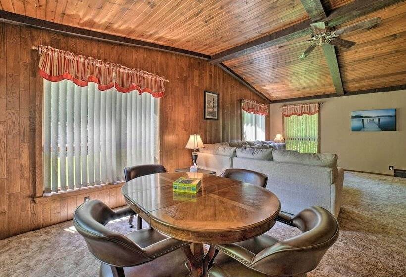 Charming Pymatuning Lake House Near Park & Beach