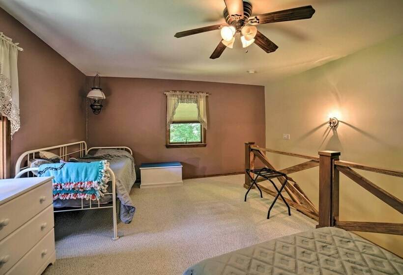 Charming Pymatuning Lake House Near Park & Beach