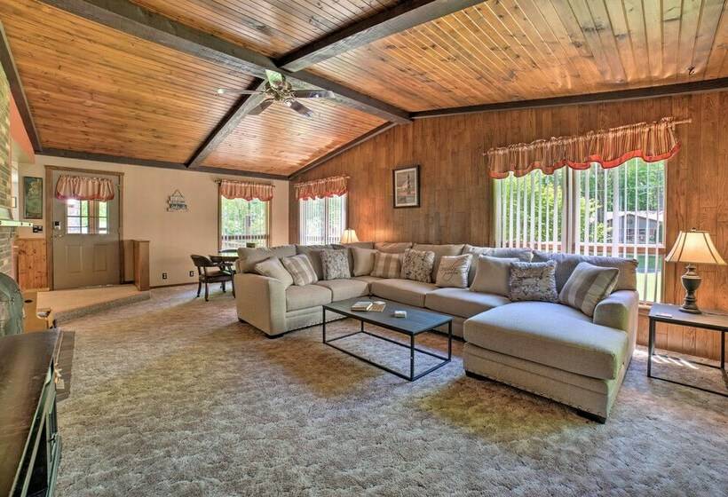 Charming Pymatuning Lake House Near Park & Beach