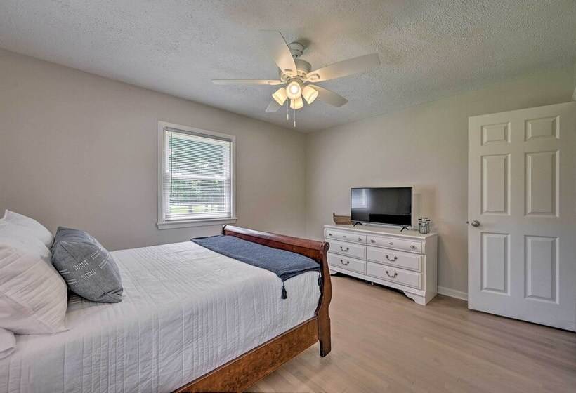 Charming Retreat On 5 Acres W/ Deck & Grill!