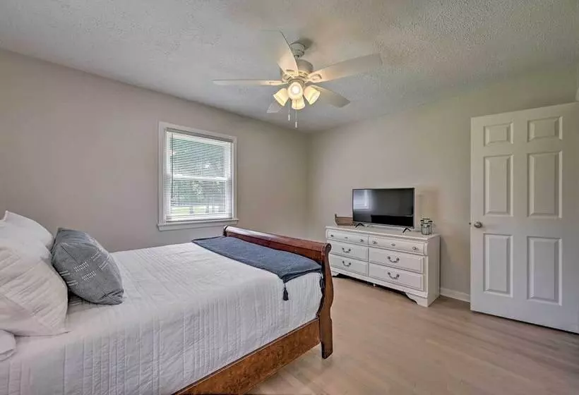 Charming Retreat On 5 Acres W/ Deck & Grill!