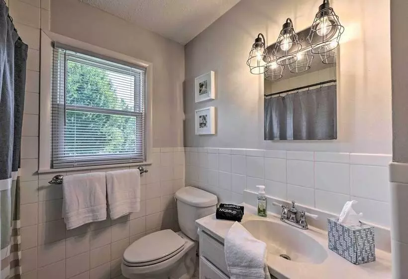 Charming Retreat On 5 Acres W/ Deck & Grill!