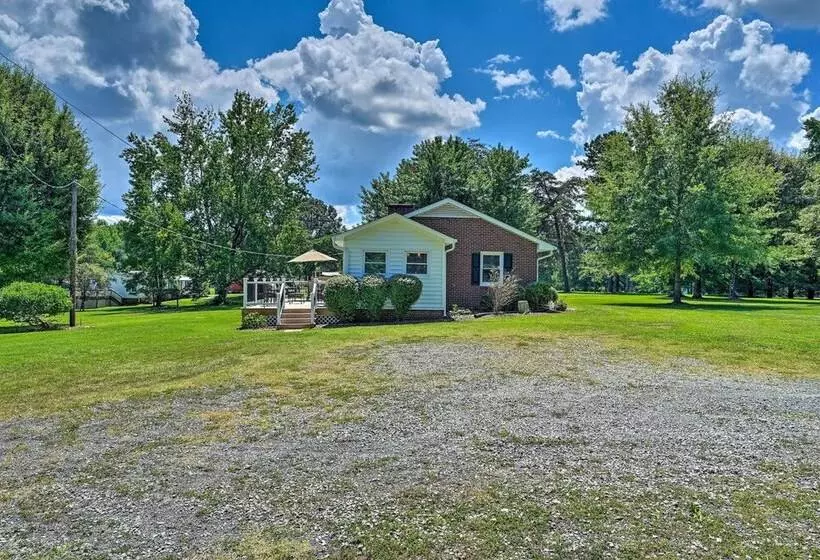Charming Retreat On 5 Acres W/ Deck & Grill!